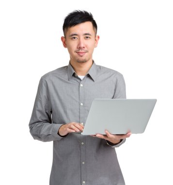 Asyalı adam kullanma dizüstü bilgisayar