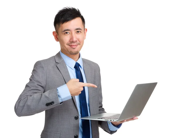 Азиатский бизнесмен указывает пальцем на ноутбук — стоковое фото