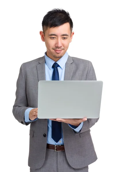 L'uomo d'affari usa il computer portatile — Foto Stock