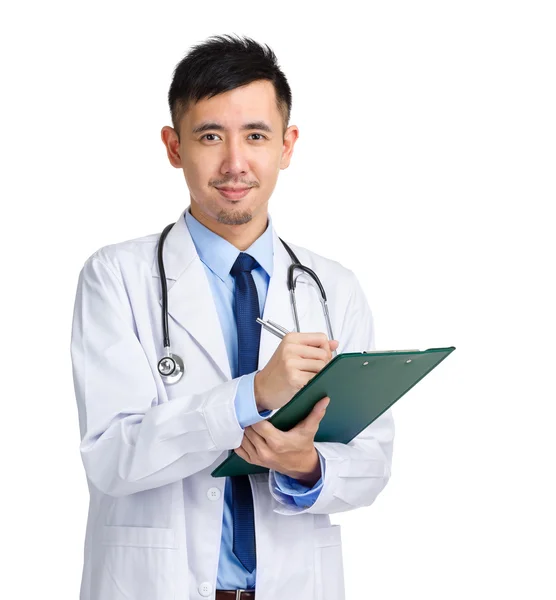 Hombre doctor escribir en portapapeles — Foto de Stock