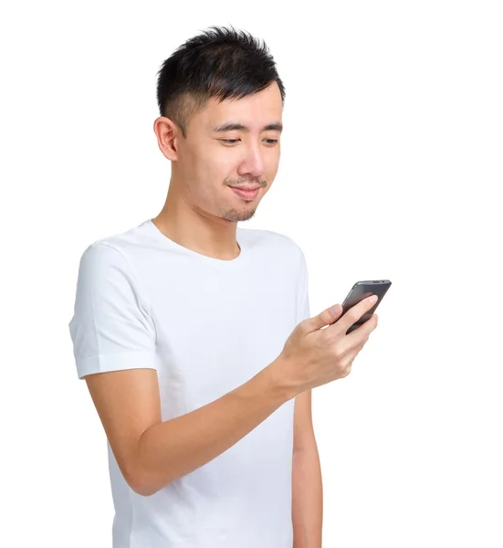 Asiatico uomo guarda a cellulare — Foto Stock