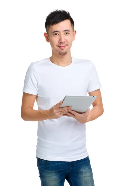 Asiatiska man med digital tablet — Stockfoto