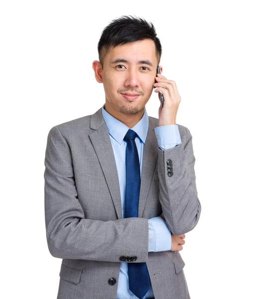 携帯電話にアジア系のビジネスマンの話 — ストック写真