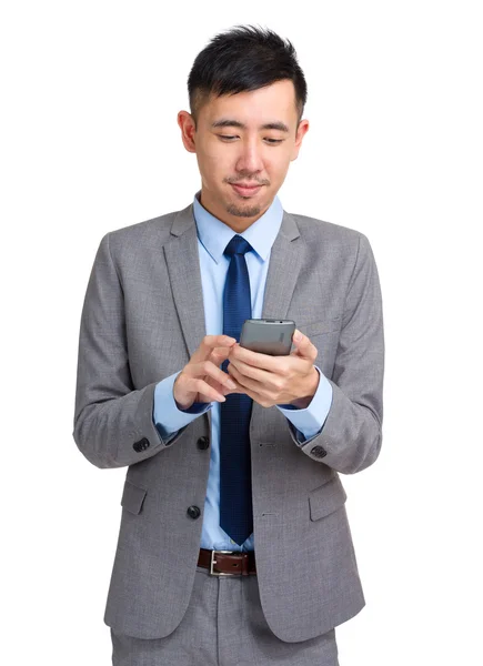 Asiático homem ler a mensagem no celular — Fotografia de Stock