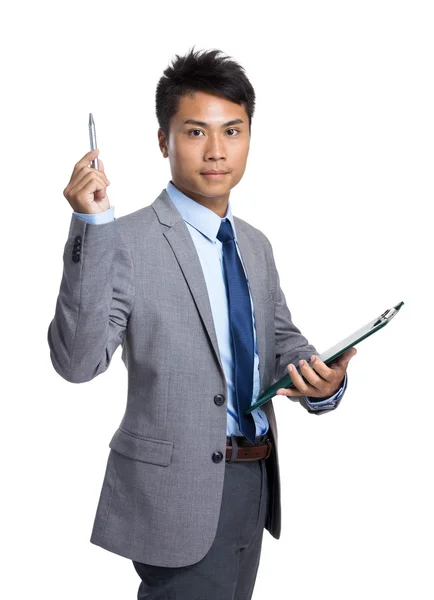 Hombre de negocios asiático con portapapeles y pluma apuntan hacia arriba —  Fotos de Stock