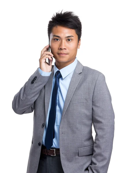 आशियाई व्यापारी मोबाइल फोनवर बोलू — स्टॉक फोटो, इमेज