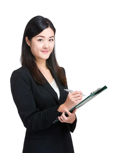 Asiática mujer de negocios escribir en portapapeles —  Fotos de Stock