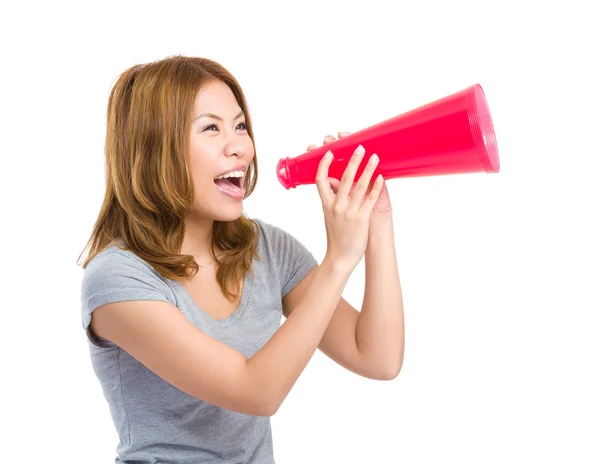 Женщина кричит с мегафоном — стоковое фото