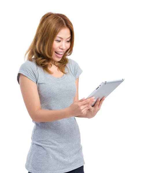 Donna guarda tablet digitale — Foto Stock