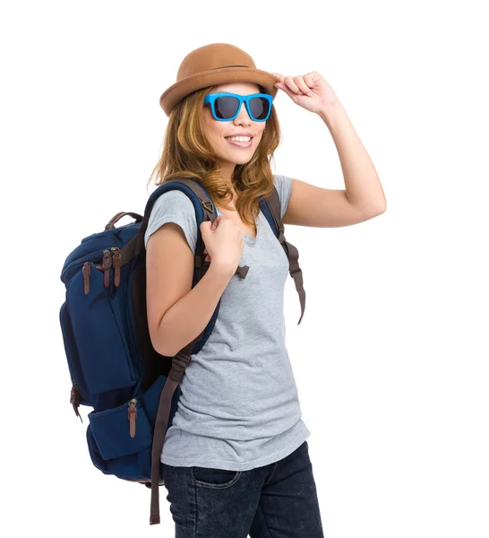 Азиатка в рюкзаке и солнечных очках — стоковое фото