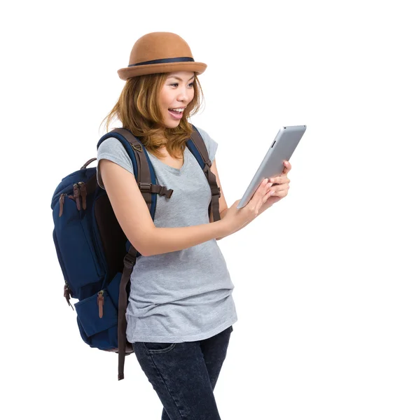 Nő hátizsák pillantást a digitális tábla — Stock Fotó