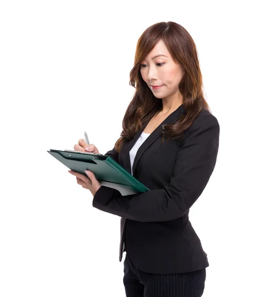 Asiática mujer de negocios escribir en portapapeles — Foto de Stock