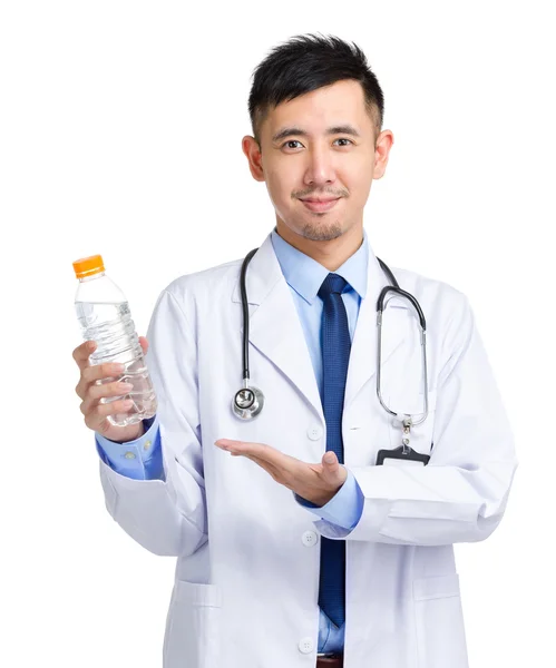 Asiatico medico tenere con acqua bottiglia — Foto Stock