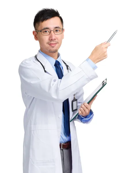 Azjatycki lekarz mężczyzna ze schowka i pióro wskazywać na coś — Zdjęcie stockowe