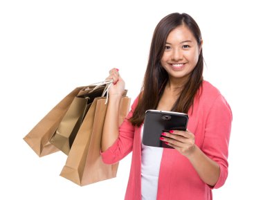 Asyalı kadın ile tablet ve alışveriş çantası