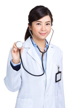 Asyalı kadın doktor stetoskop ile tutun