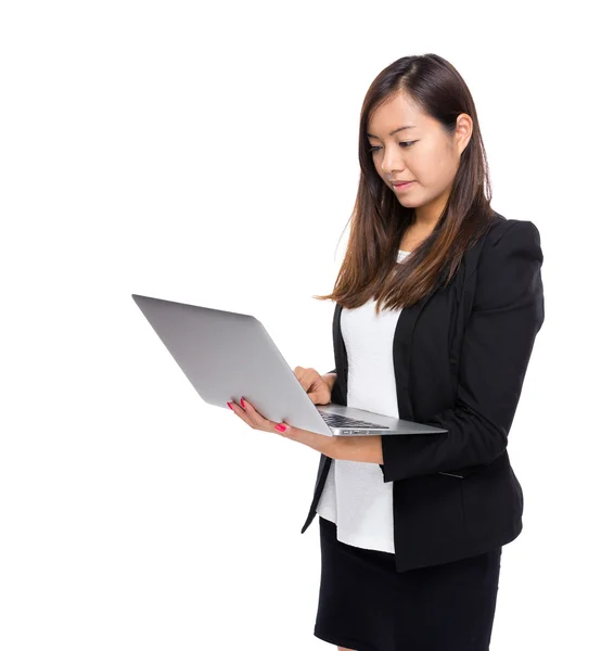 Aziatische zakelijke vrouw kijken naar zakboekje computer — Stockfoto