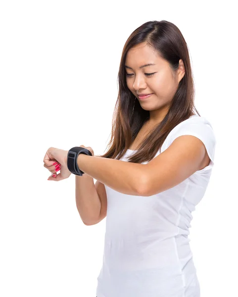 女性のスマートな腕時計を見て — ストック写真