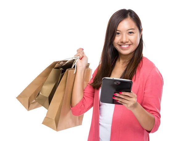 亚裔女子和平板电脑和购物袋 — 图库照片