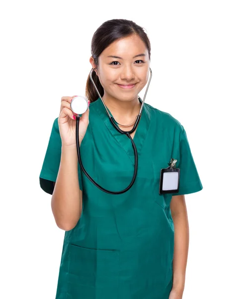 Femme médecin tenir avec stéthoscope — Photo