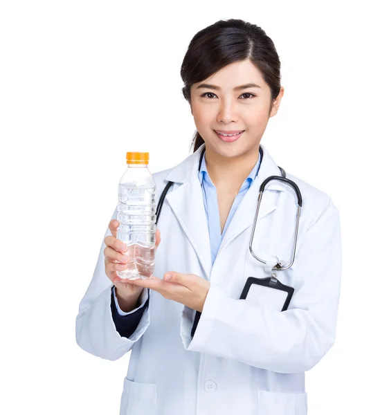Médico mujer celebrar con botella de agua —  Fotos de Stock