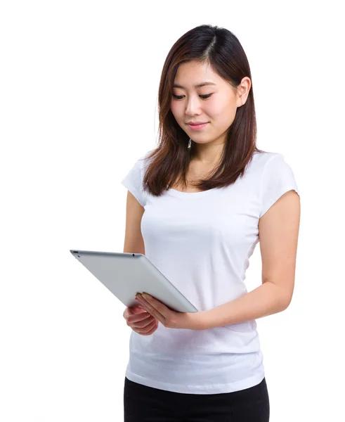 亚洲女人看看数字平板电脑 — 图库照片