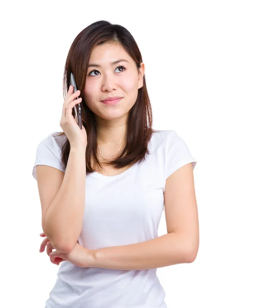 Asijské žena mluvit s mobilním telefonem — Stock fotografie