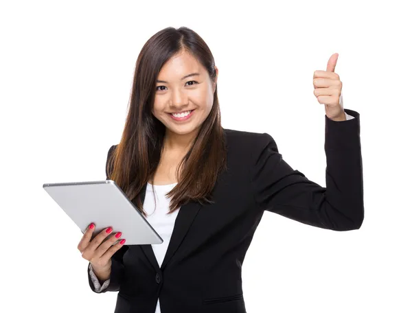 Asiática mulher de negócios com tablet e polegar para cima — Fotografia de Stock