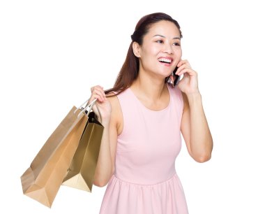 alışveriş ve cep telefonda konuşurken Asyalı kadın