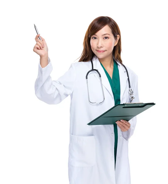 Asiatico medico donna con appunti e penna punto fuori — Foto Stock