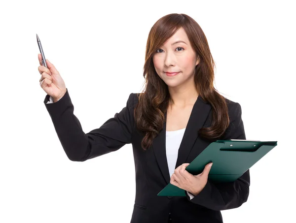 Businesswoman with file pad and pen indicate something — Stock Photo, Image
