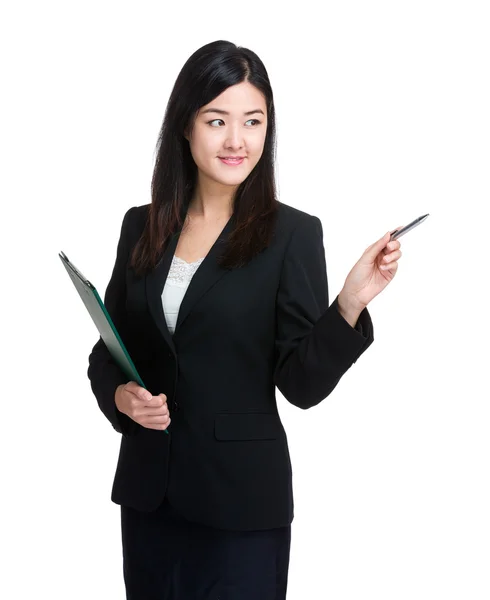 Asiática mulher de negócios com prancheta — Fotografia de Stock
