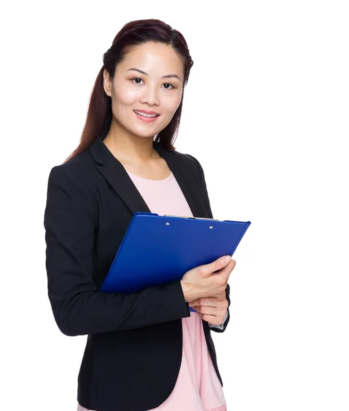 Asiatische Frau mit Klemmbrett auf weißem Hintergrund — Stockfoto