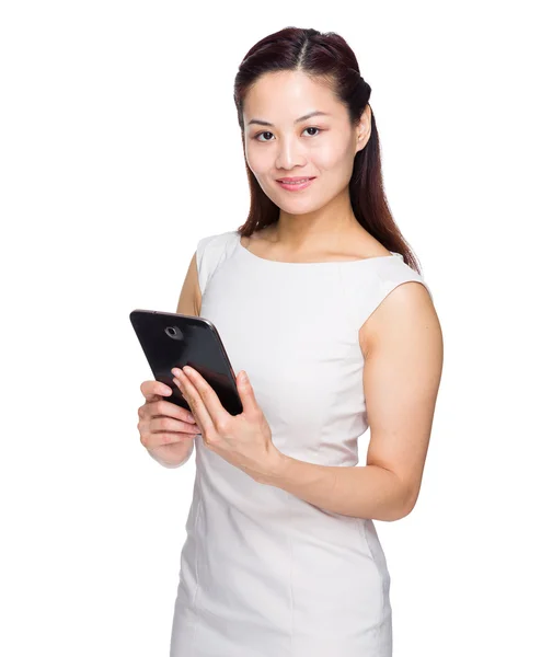 Asiatische Frau liest vom Tablet auf weißem Hintergrund — Stockfoto