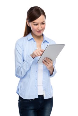 Asyalı kadın tablet kullanma