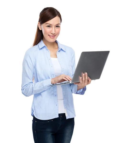 Donna asiatica con laptop — Foto Stock