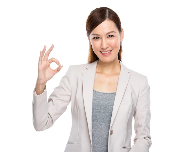 Asiatische business Frau mit ok Aktion — Stockfoto