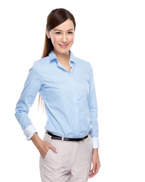 Giovane donna d'affari asiatica su sfondo bianco — Foto Stock