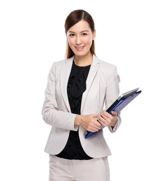 Jeune femme d'affaires avec clip board sur fond blanc — Photo