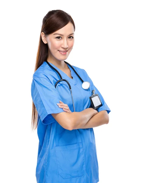 Молодая женщина хирург на белом фоне — стоковое фото