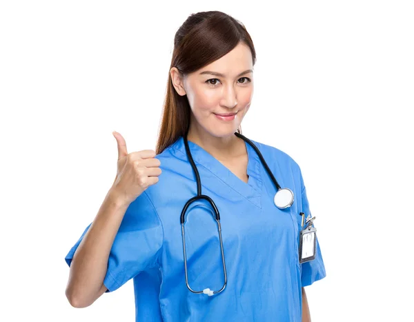 Jonge vrouwelijke arts duim omhoog op witte achtergrond — Stockfoto