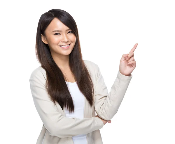 Mujer asiática apuntando hacia arriba aislado — Foto de Stock