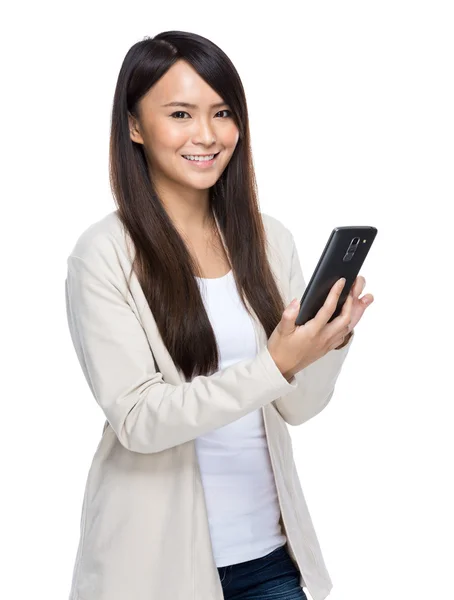 Ásia jovem mulher mensagens de texto com telefone móvel no fundo branco — Fotografia de Stock