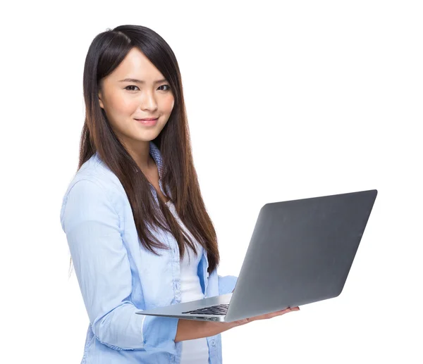 Femme asiatique avec ordinateur portable sur fond blanc isolé — Photo