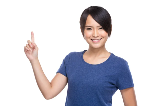 Jovem apontando para cima sorrindo no fundo branco — Fotografia de Stock