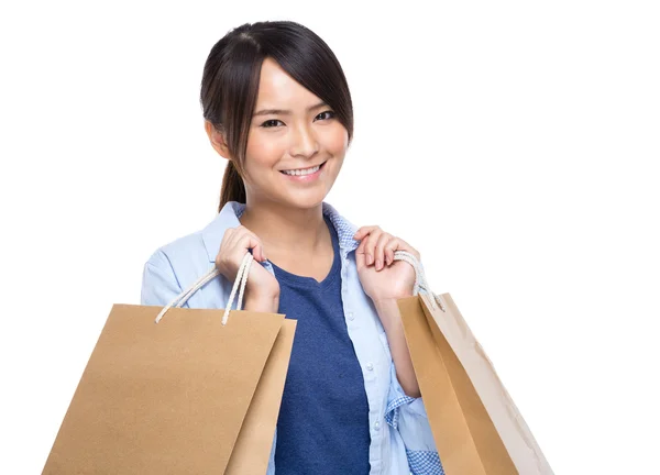 Mujer joven asiática con bolsa de compras sobre fondo blanco —  Fotos de Stock