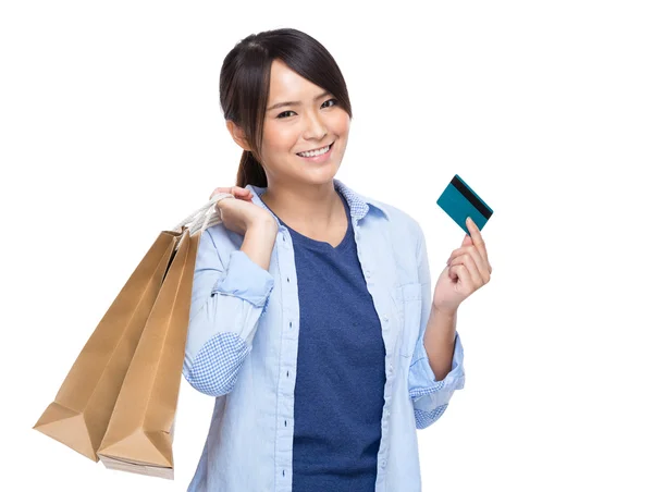 Mujer joven asiática con bolsa de compras y tarjeta de crédito — Foto de Stock