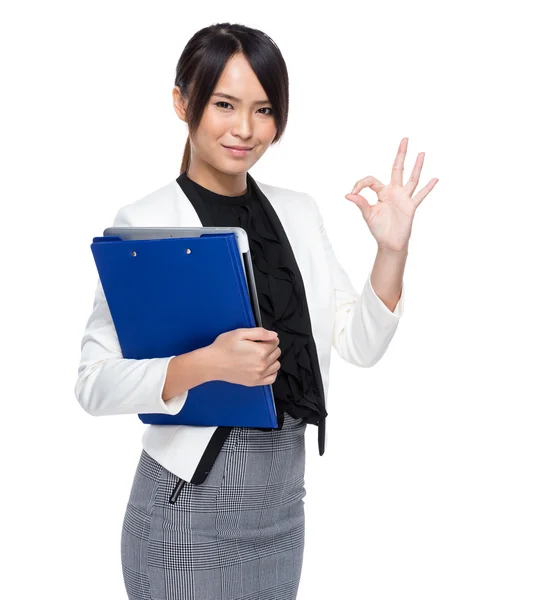 Mujer de negocios asiática sosteniendo tablero de chips con signo ok en ba blanco — Foto de Stock