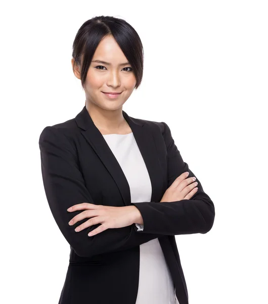 Молодая деловая азиатка стоит на белом изолированном фоне — стоковое фото