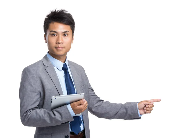 Affärsman med digital tablet och finger pekar åt sidan — Stockfoto